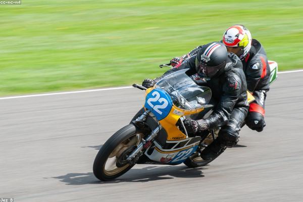 Motocyklista w ekwipunku ochronnym — bezpieczna jazda