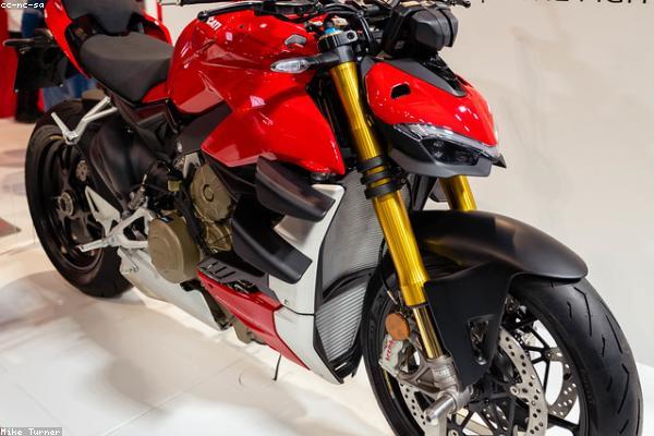 Motocyklista na drodze — jak wybrać pierwszy motocykl