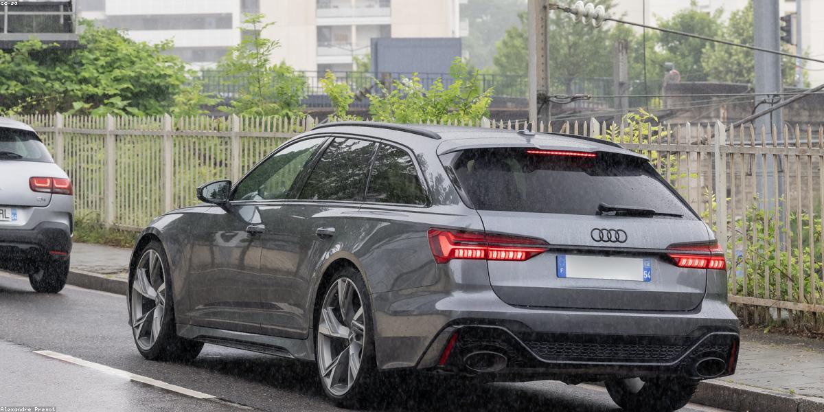Audi RS6 Avant 2025 w ciemnoniebieskim kolorze — sportowe kombi