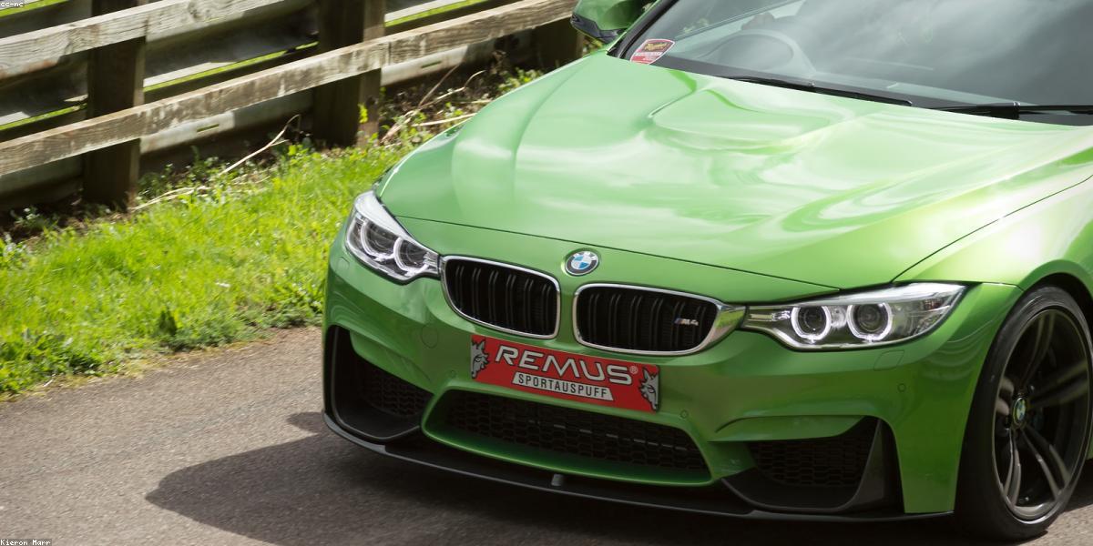 BMW M3 G80 — niebieskie sportowe BMW na torze
