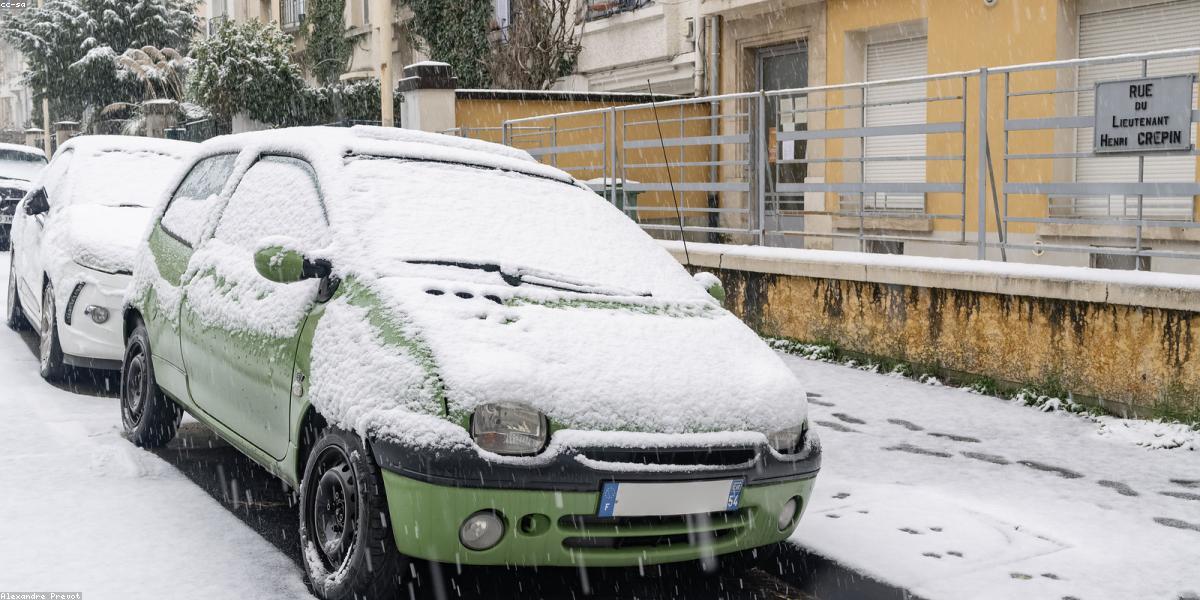 Tesla Model 3 Highland zimą na zaśnieżonej drodze